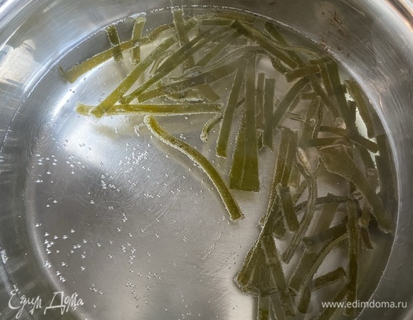 Сушеную морскую капусту замачиваем в воде на 1 час в пропорции 1:12. Варить 5 минут.