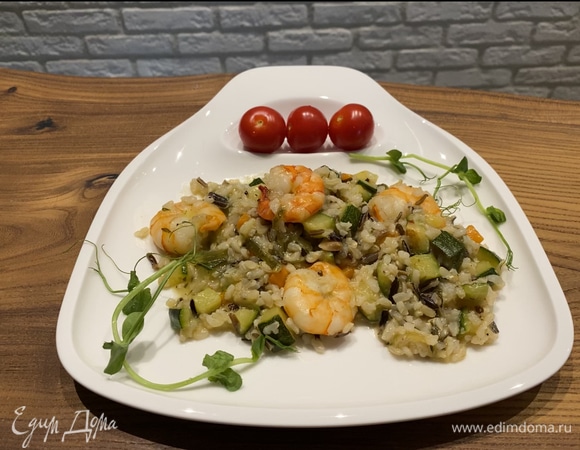 Готовое блюдо украсить микрозеленью и помидорами черри.