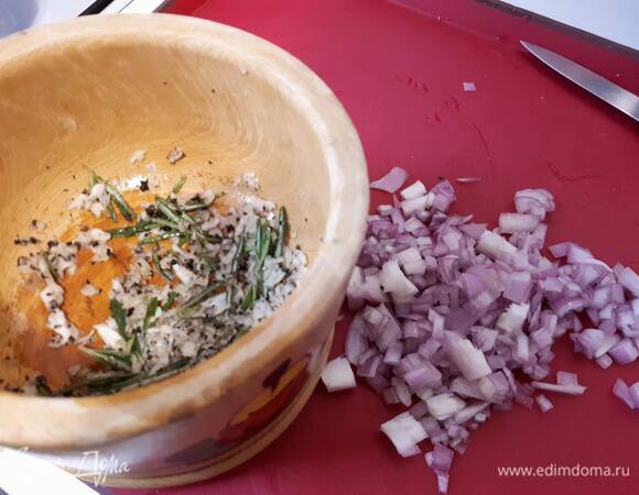 Нарежьте лук, раздавите чеснок с розмарином и перцем. Обжарьте в глубокой сковородке с веточкой розмарина до прозрачности.