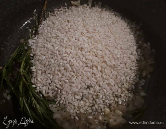 Всыпьте рис и прожарьте пару минут.