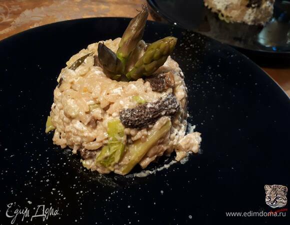 Вмешайте в готовое ризотто рикотту и тертый пармезан.