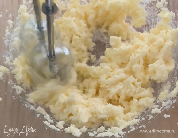 Сливочное масло комнатной температуры взбейте с сахаром и ванильным сахаром до пышности.