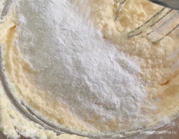 В отдельную посуду просейте муку, разрыхлитель и соль. Всыпьте в два этапа к влажным ингредиентам.