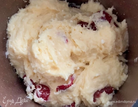 Разложите тесто по формочкам, заполняя до половины. Выпекайте в разогретой духовке при 180°C около 45 минут. Проверьте на сухую шпажку. Дайте остыть и посыпьте сахарной пудрой. Приятного аппетита!