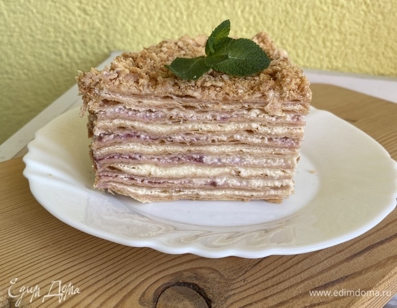 Собираем торт, смазываем коржи соусом, затем — кремом, и так слой за слоем. Посыпать крошкой из остатков коржей. Оставить на ночь в холодильнике для пропитки.