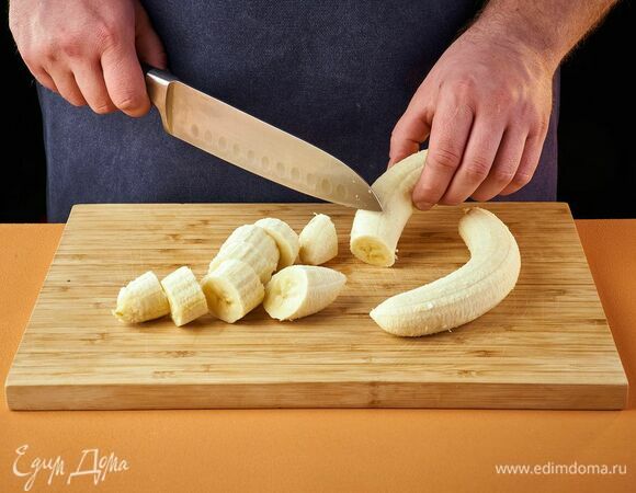 Бананы очистите, нарежьте крупными кусками.