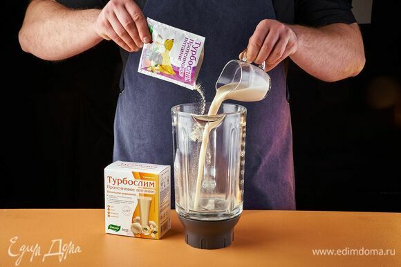 «Турбослим Протеиновое питание Ванильное мороженое» добавьте в чашу блендера вместе с миндальным молоком.