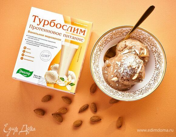 Мороженое выложите в креманку и посыпьте рубленым миндалем.