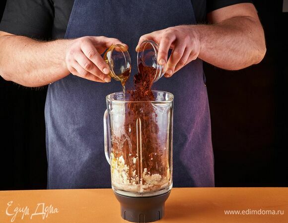 Добавьте какао и мед. Пробейте блендером до однородного состояния.