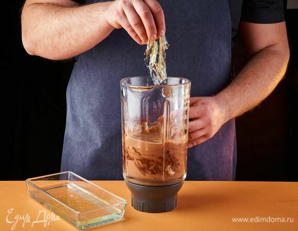 Добавьте разведенный желатин и еще раз пробейте.