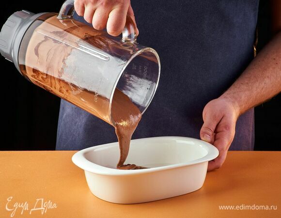 Залейте массу в форму, поставьте в холодильник до застывания.