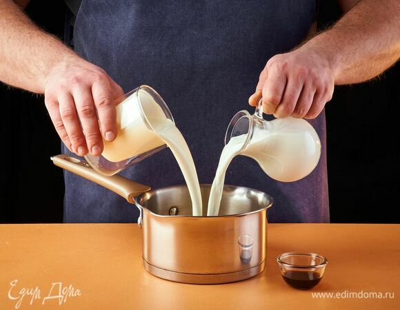 Смешайте молоко, сливки, ванильную эссенцию, доведите до кипения.