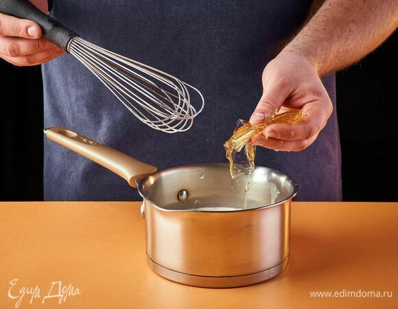 Добавьте желатин, перемешайте. Немного остудите.