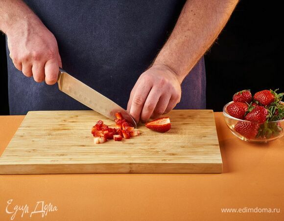 Клубнику нарежьте кубиком. Оставьте несколько штук для подачи.