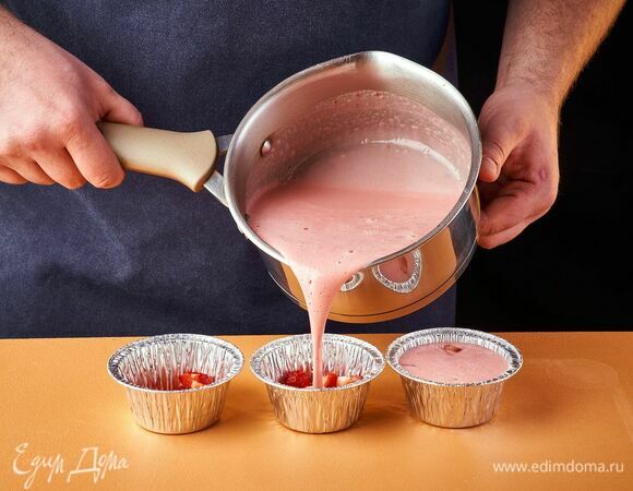 Разлейте получившуюся смесь по формочкам. Уберите в холодильник до полного застывания.