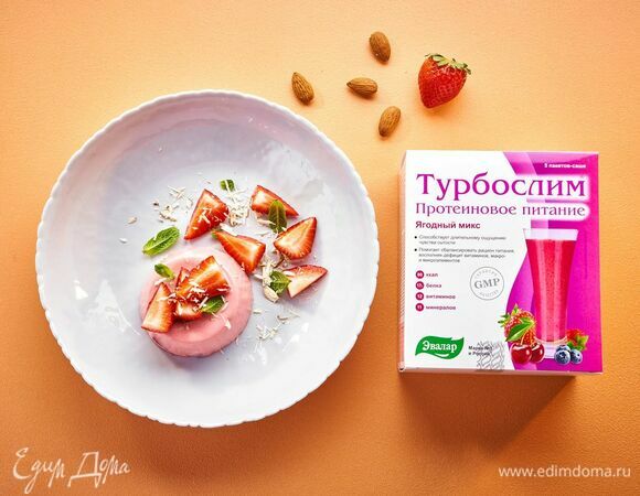 Подавайте панакоту, украсив дольками клубники.