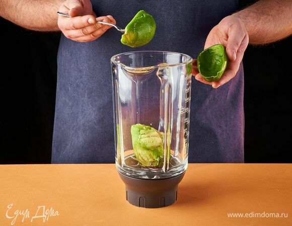 Авокадо очистите, удалите косточку и добавьте в чашу блендера.