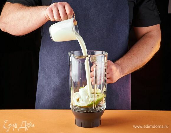 Влейте йогурт.