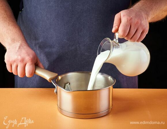 Разогрейте молоко, но не доводите до кипения.