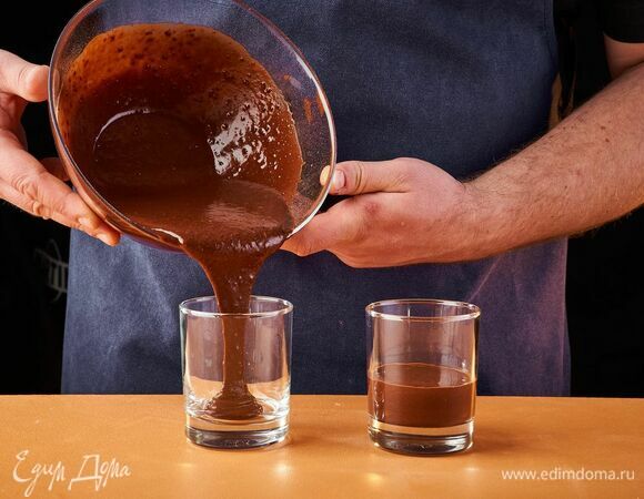 Сначала залейте в формочки шоколадную смесь, поставьте на 30 минут в холодильник.