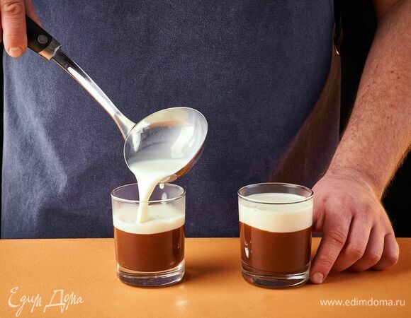 Затем влейте молочную смесь и поставьте в холодильник до застывания. Слоев может быть несколько.