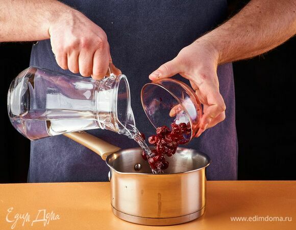 Предварительно вишню разморозьте и отожмите лишнюю жидкость. Отложите несколько целых ягод, чтобы использовать их для украшения.<br />
Налейте воду в сотейник. Выложите ягоды. Доведите до кипения.