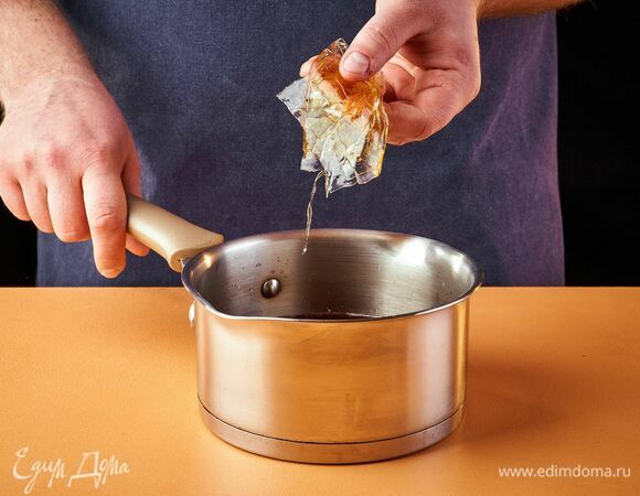 Добавьте желатин к вишне.