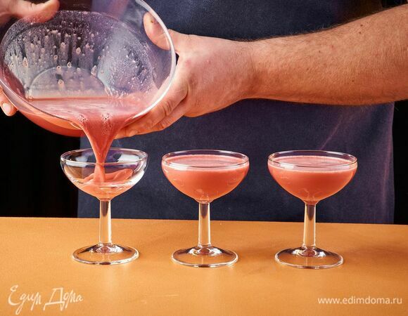 Разлейте желе по формочкам и поставьте в холодильник до полного застывания.