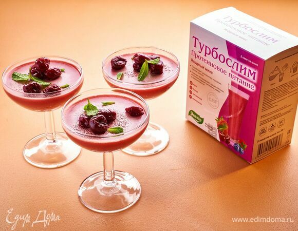 Подавайте желе, украсив ягодами.