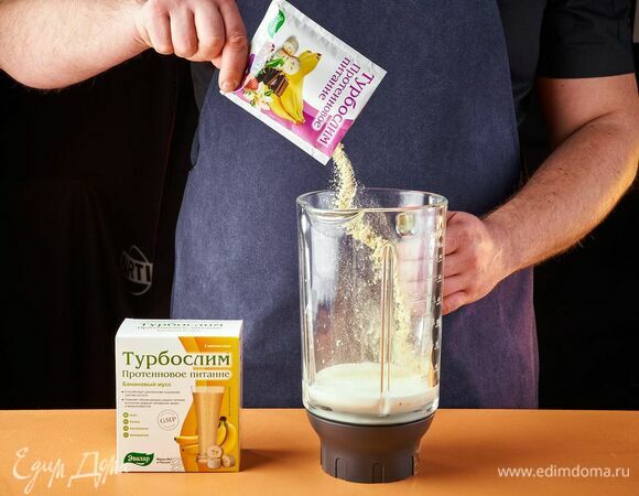 В чашу блендера влейте кефир. Добавьте «Турбослим Протеиновое питание Банановый мусс».
