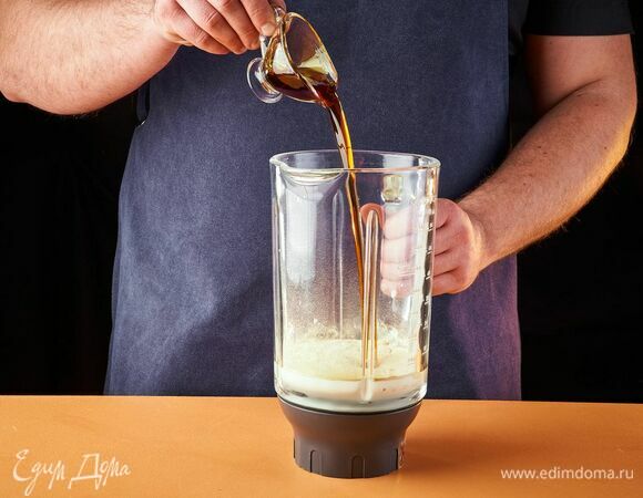 Влейте сироп топинамбура.