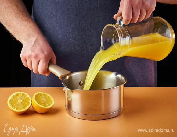 Влейте апельсиновый и лимонный сок, тщательно перемешайте.