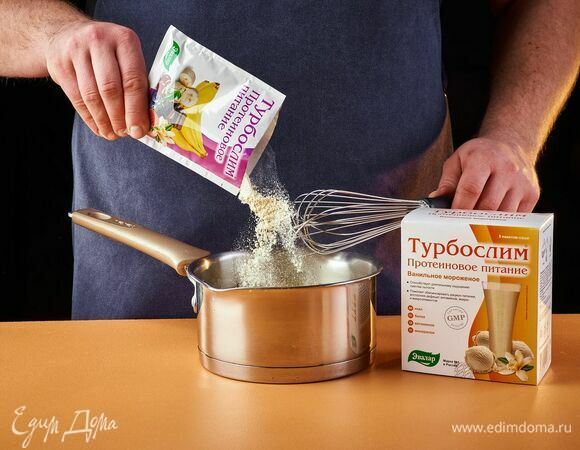Когда сироп остынет, всыпьте протеиновое питание «Турбослим Протеиновое питание Ванильное мороженое» и перемешайте.