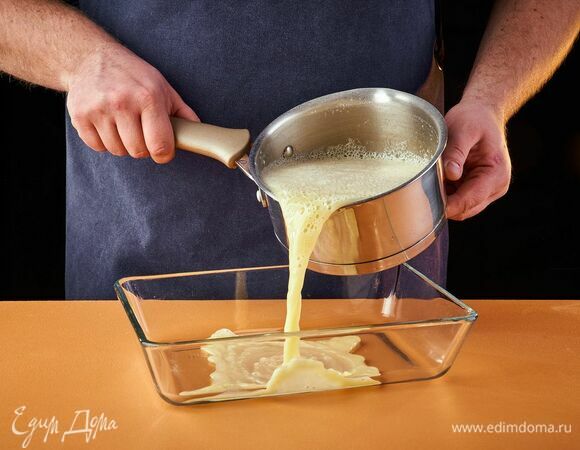 Вылейте все в контейнер и поставьте в холодильник на 6–8 часов. Каждый час желательно перемешивать, чтобы сок равномерно промерзал.