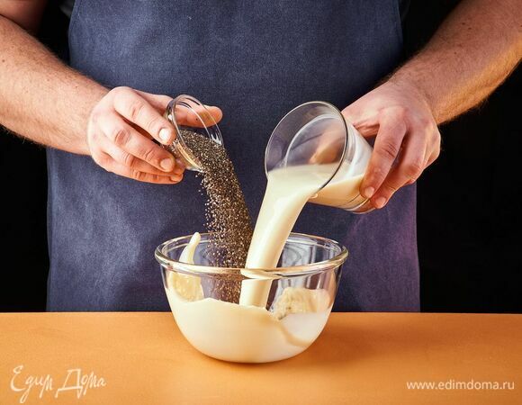 В глубокой чаше соедините миндальное молоко и семена чиа.