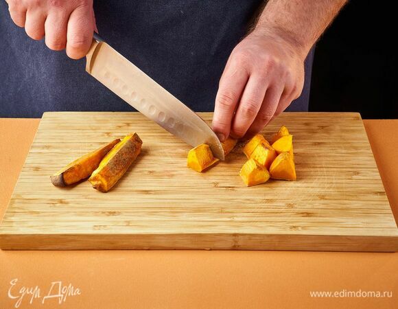 Готовую тыкву нарежьте кубиками.