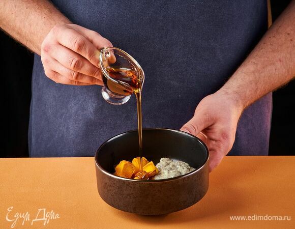 Выложите в тарелку пудинг, тыкву. Полейте сиропом топинамбура, а сверху посыпьте рубленый миндаль.