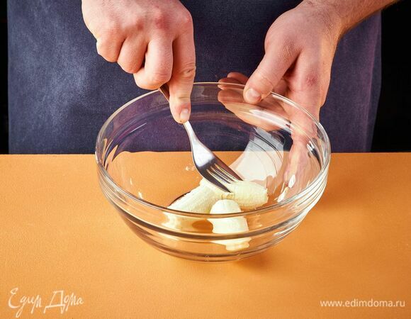 Банан почистите, выложите в чашку и разомните вилкой в пюре.