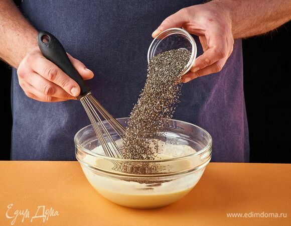 Засыпьте семена чиа и оставьте на 10 минут.