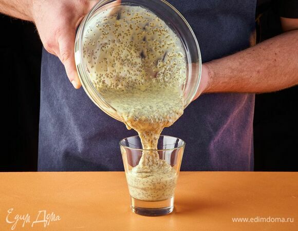 Разложите пудинг по формочкам и поставьте в холодильник на несколько часов или ночь.