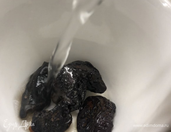 Чернослив залейте кипятком, накройте крышкой, пусть запаривается. Убедитесь, что в нем нет косточек.