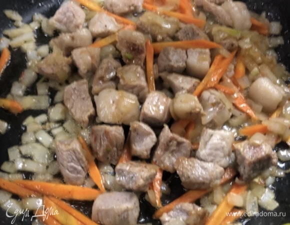 Прогрейте сковороду, добавьте масло, ароматизируйте чесноком и перцем чили, обжарьте свинину, нарезанную кубиком, до образования золотистой корочки. Посолите, поперчите, уберите чеснок, добавьте мелко нарезанный лук и нарезанную длинным брусочком морковь...