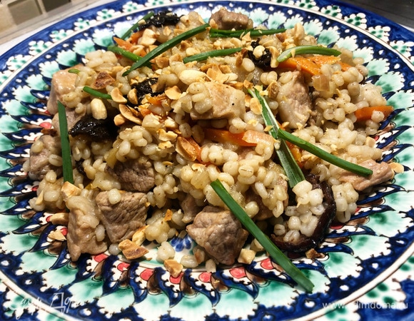 Все готово, отправляйте на блюдо, украсьте нарезанным арахисом и зеленым луком. Приятного аппетита!