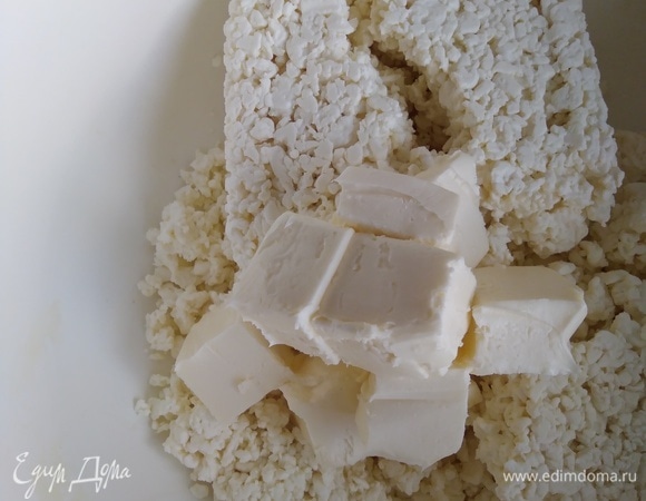 Размягченное масло и творог пробить немного блендером.