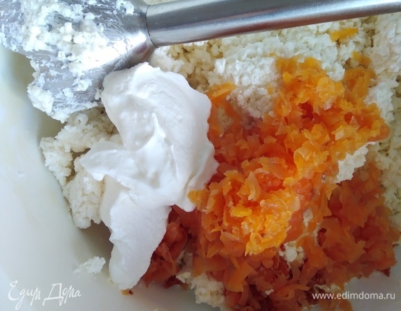 Добавить цедру, морковь, сметану и пробить еще раз.