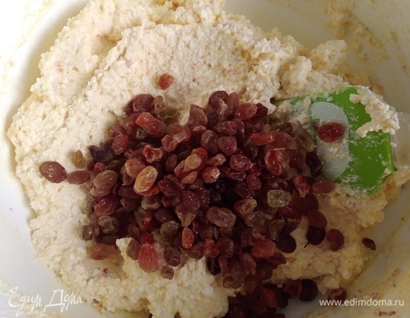 Добавить изюм, перемешать ложкой.