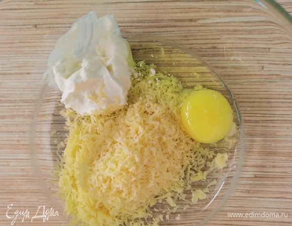 Сыр потереть на мелкой терке. Выложить в миску, разбить туда яйца, добавить мягкий творог и соль. Перемешать.