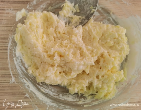 Всыпать муку с разрыхлителем. Снова перемешать.