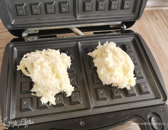 Разогреть вафельницу и выложить по ложке получившейся массы. Вафельницу я не смазывала маслом. Накрыть крышкой.