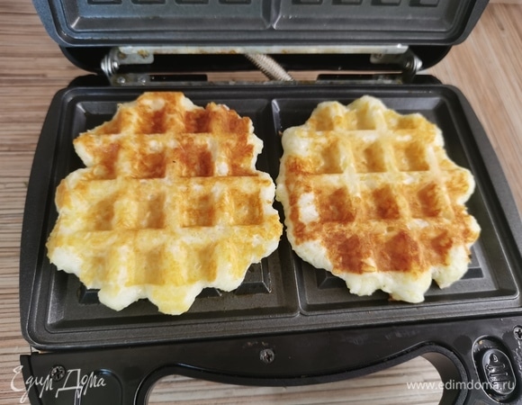 Жарим 5 минут, но лучше ориентироваться по своей вафельнице. Может понадобится чуть больше или меньше времени.